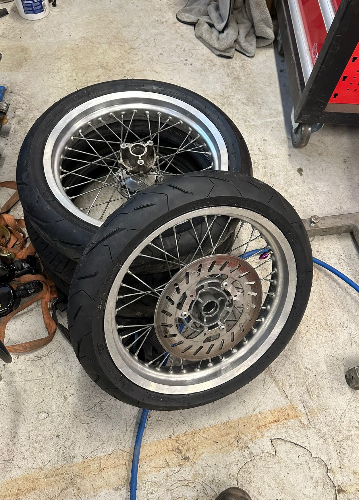 Mopon renkaiden vaitoa